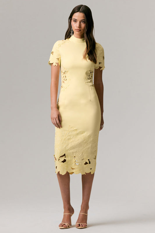 Guest List | Vestido midi limón con cuello alto y detalles calados de crochet