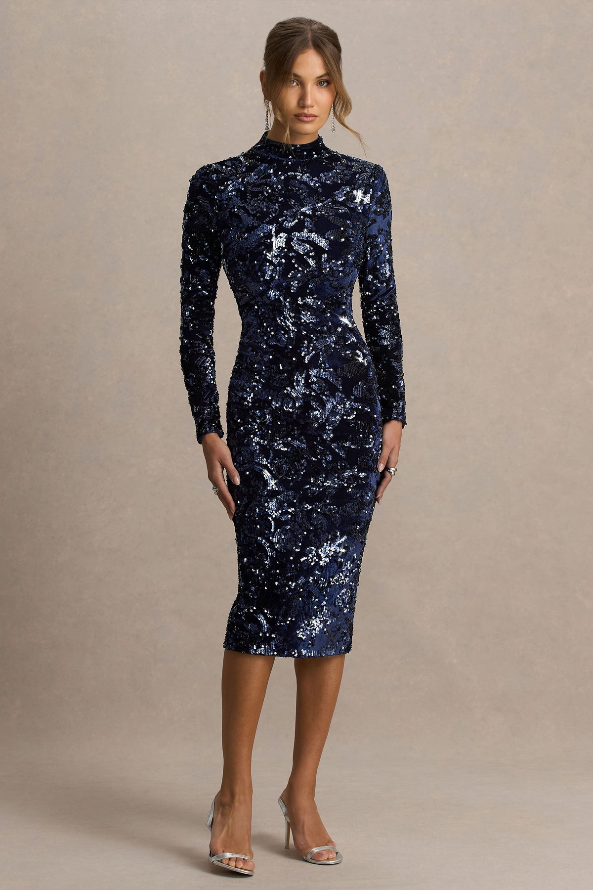 Alanita | Vestido midi azul marino de terciopelo y lentejuelas con cuello alto y mangas largas