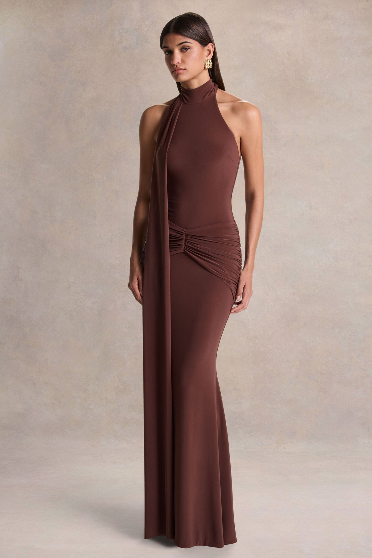 Hyla | Vestido Largo Marrón con Escote Alto y Detalle de Fajín