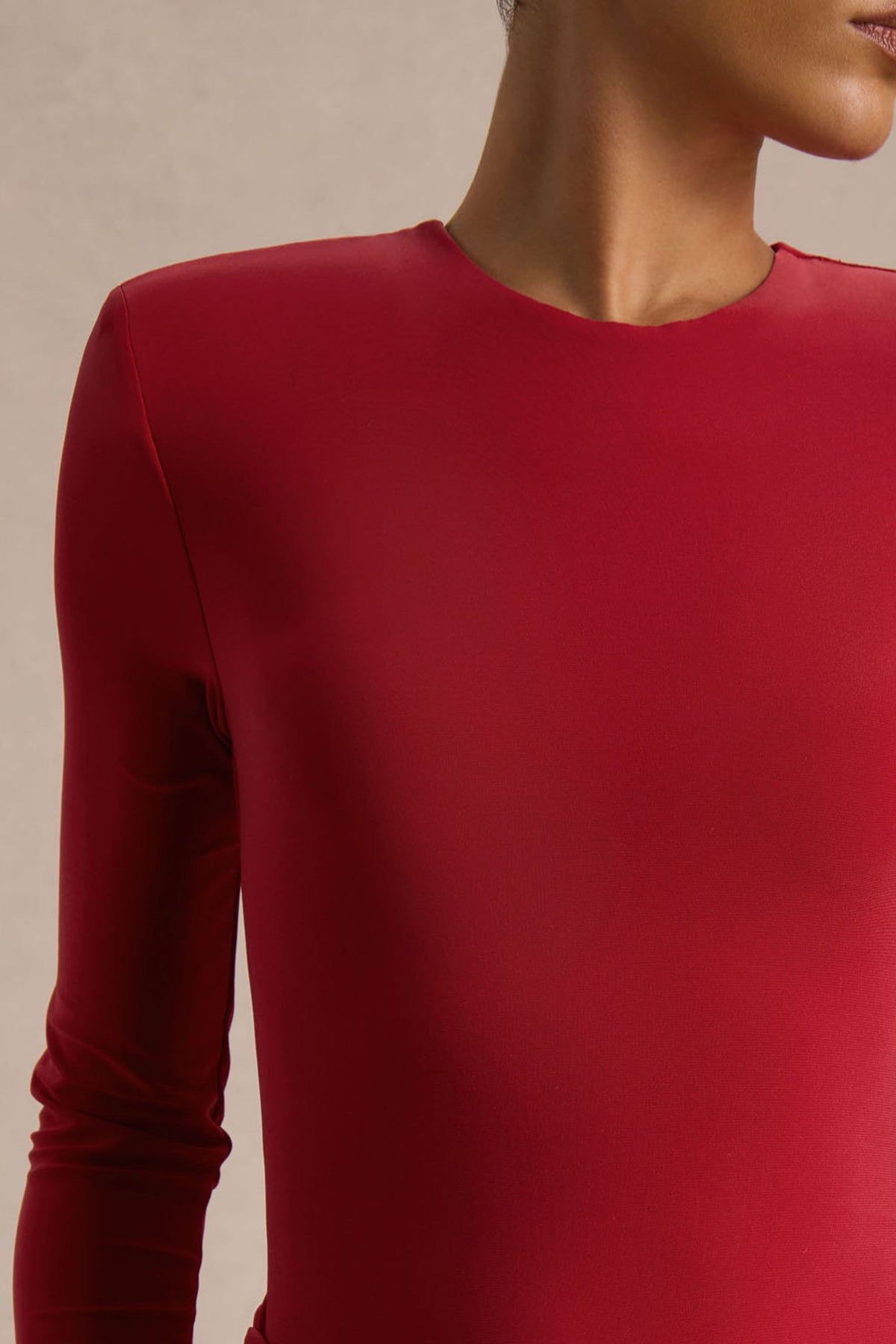 Liora | Vestido Largo Rojo de Cuello Alto con Abertura Delantera Alta