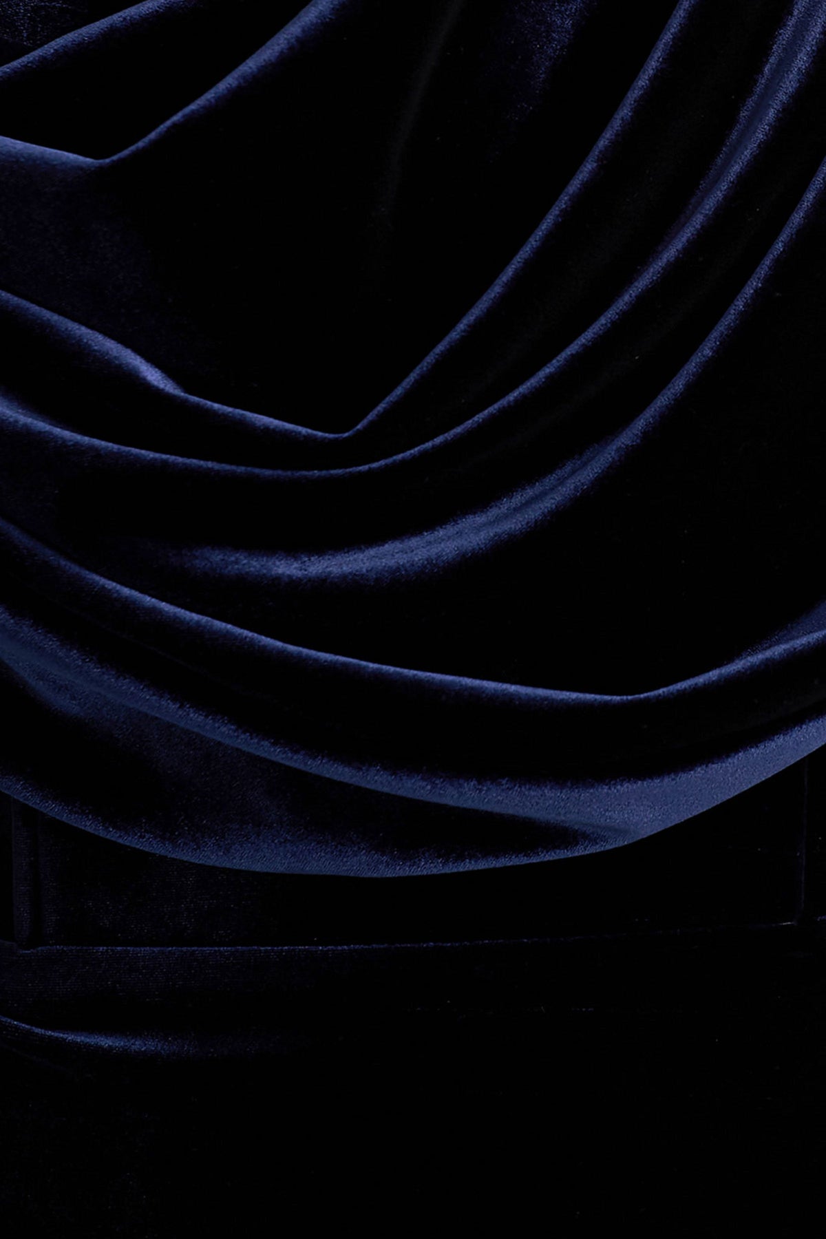 High End | Vestido midi de terciopelo azul marino con escote asimétrico drapeado