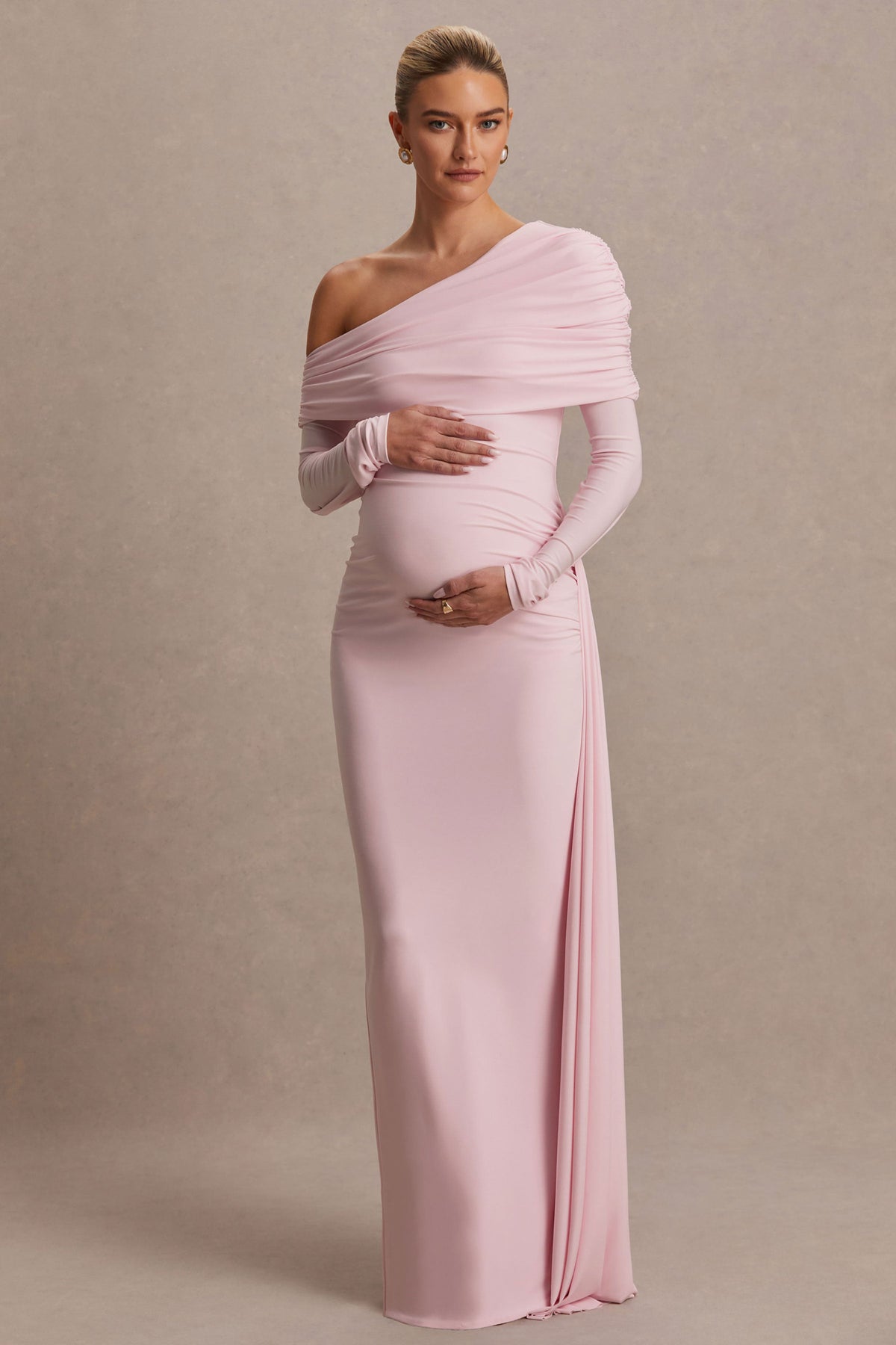 Amara | Vestido Largo Premamá Rosa Empolvado con Escote Asimétrico y Detalle de Fajín