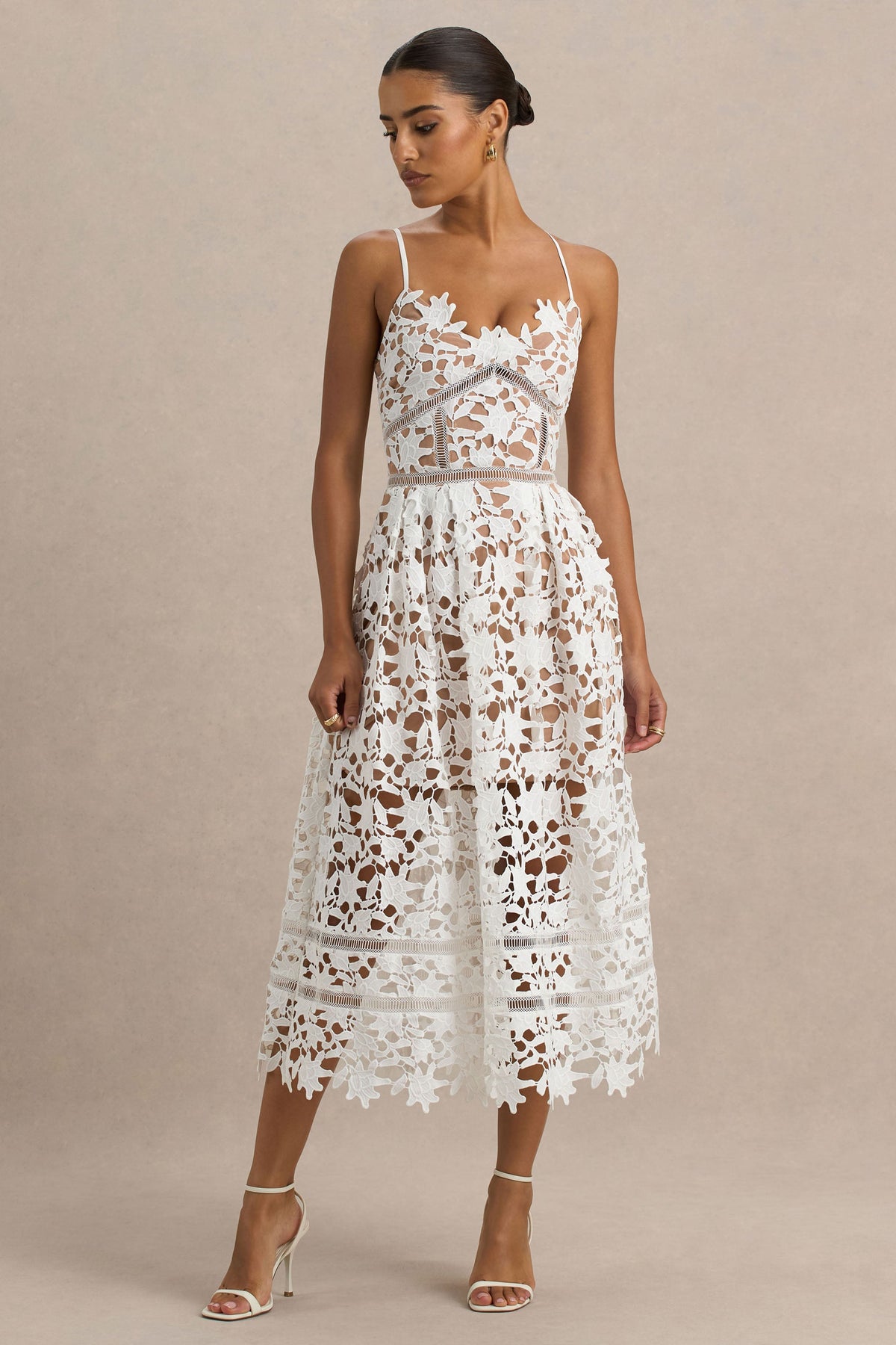 Zuri | Vestido midi blanco de encaje con escote corazón