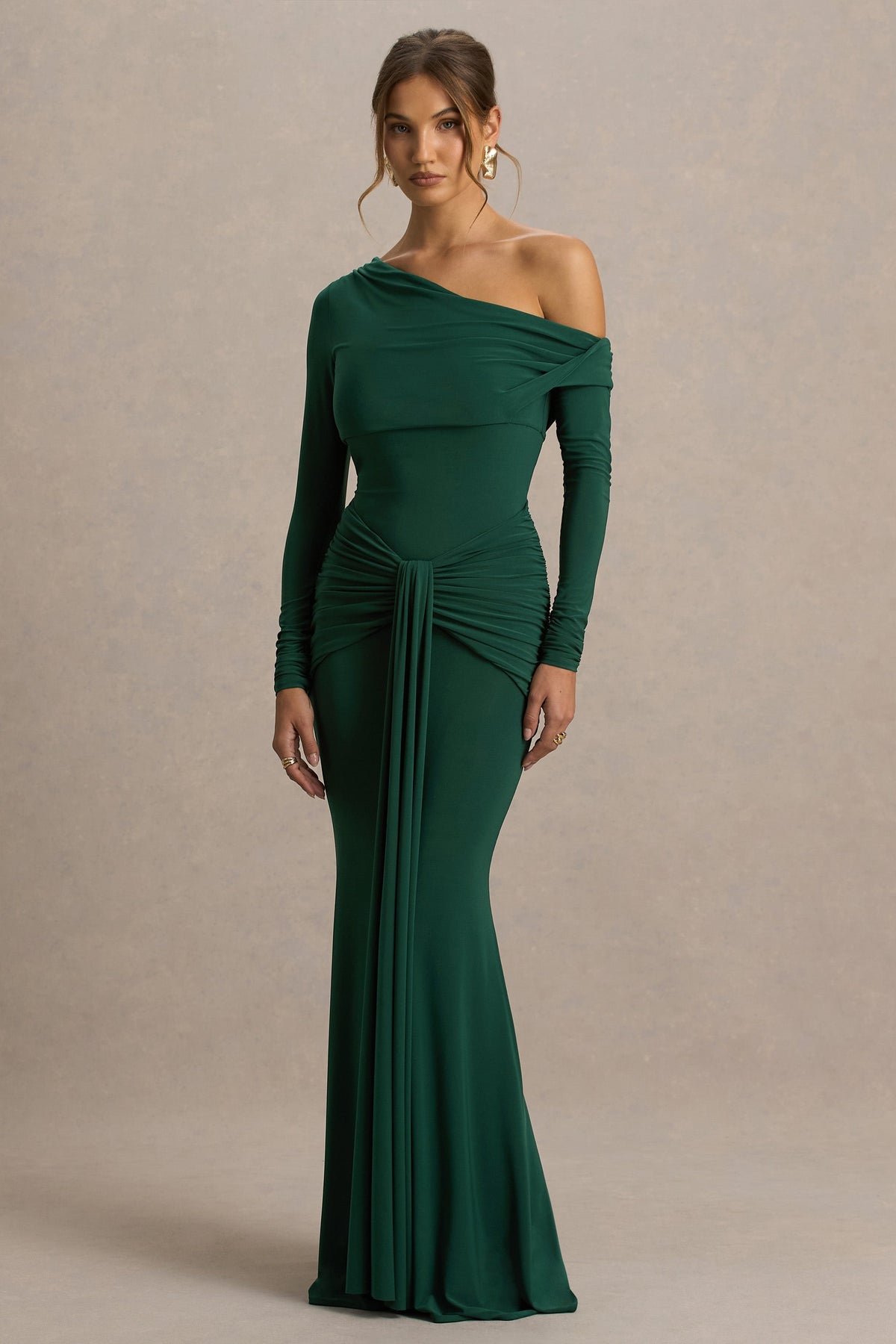 Clover | Vestido largo asimétrico con cuello cruzado y fajín en verde oscuro