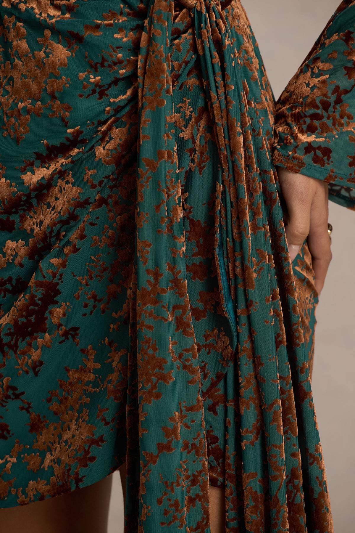 Dimitra | Vestido Corto cruzado de terciopelo devoré en verde oscuro y marrón con escote pronunciado