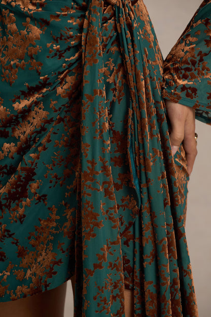 Dimitra | Vestido Corto cruzado de terciopelo devoré en verde oscuro y marrón con escote pronunciado