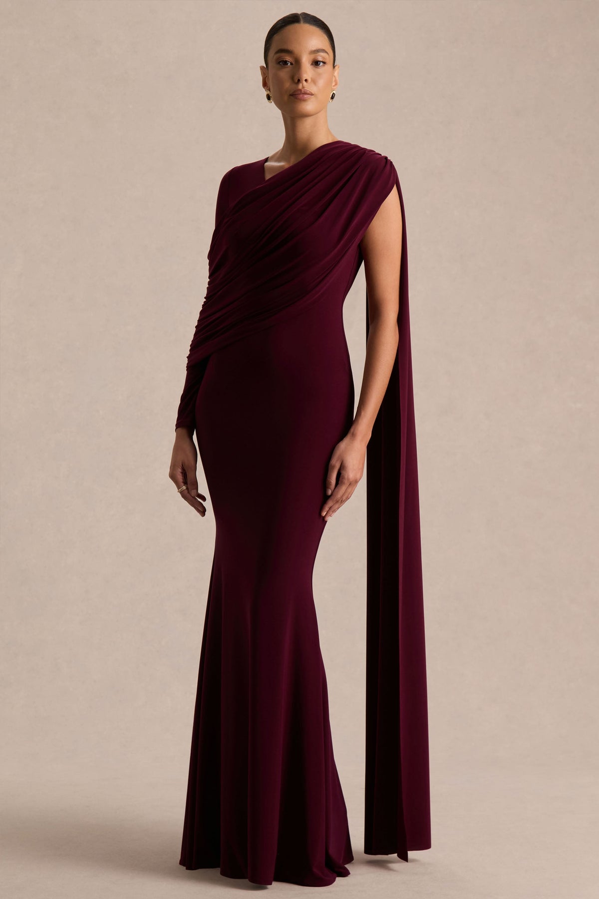 Rubelle | Vestido Largo Burdeos de Escote Asimétrico con Detalle Drapeado