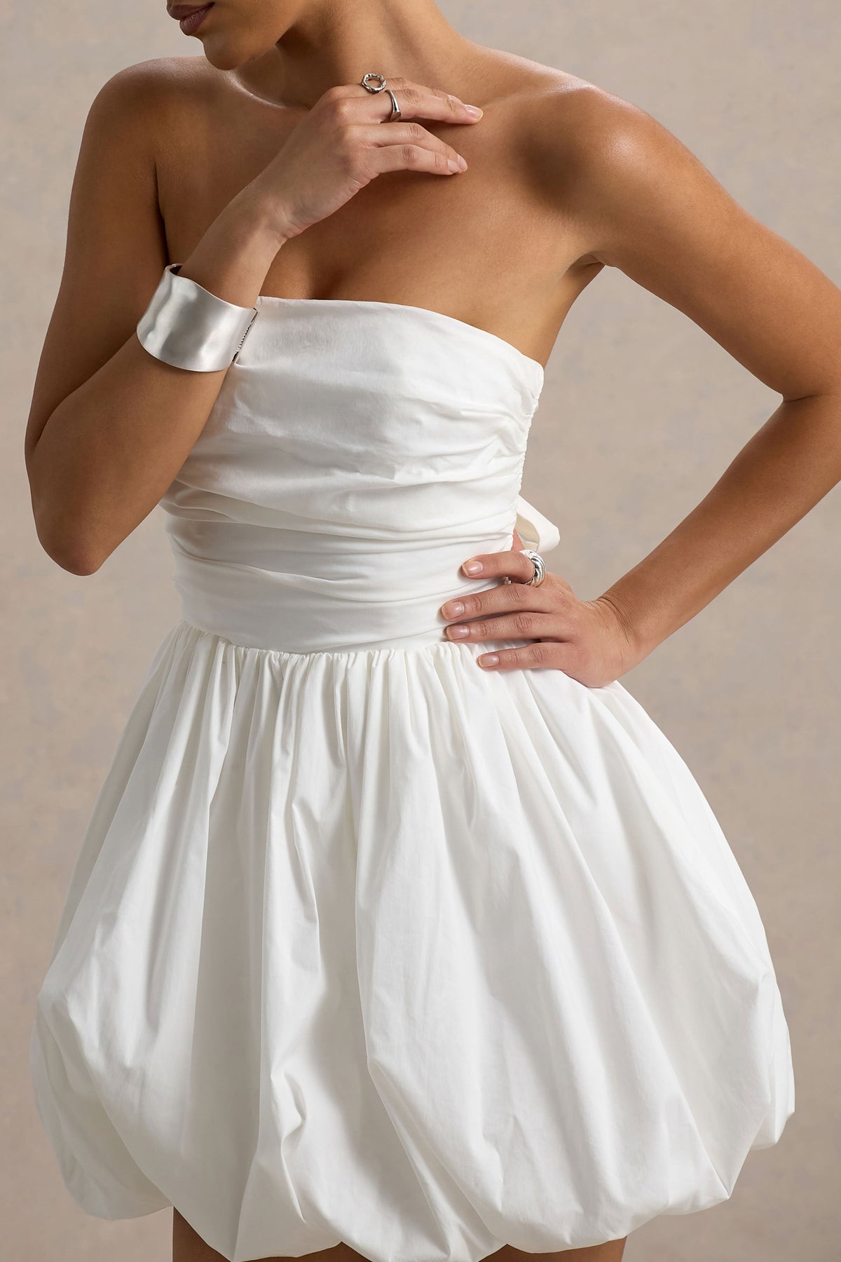 Faye | Vestido corto blanco con escote bandeau y falda puff ball