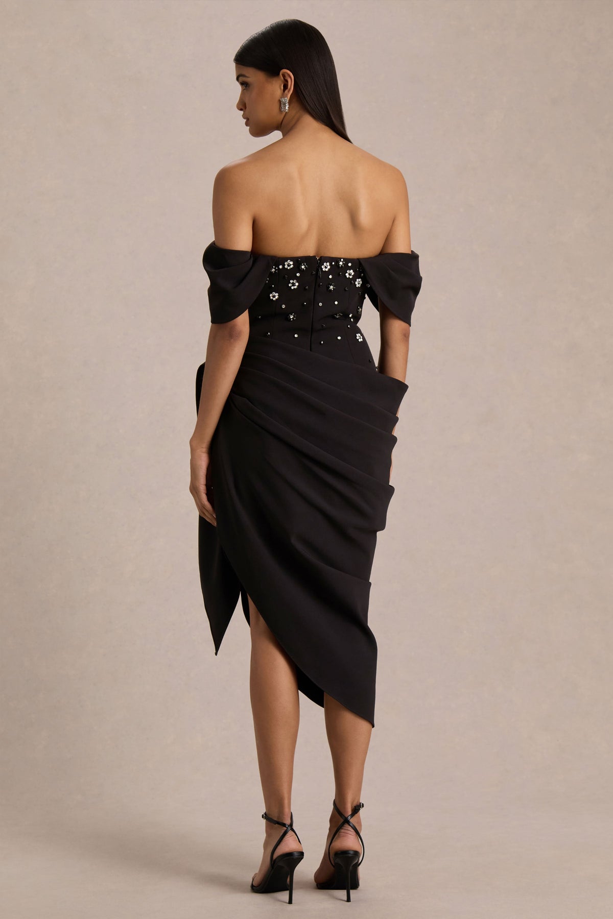 Sylvia | Vestido Midi Negro con Escote Bardot, Bordado y Falda Envolvente Drapeada