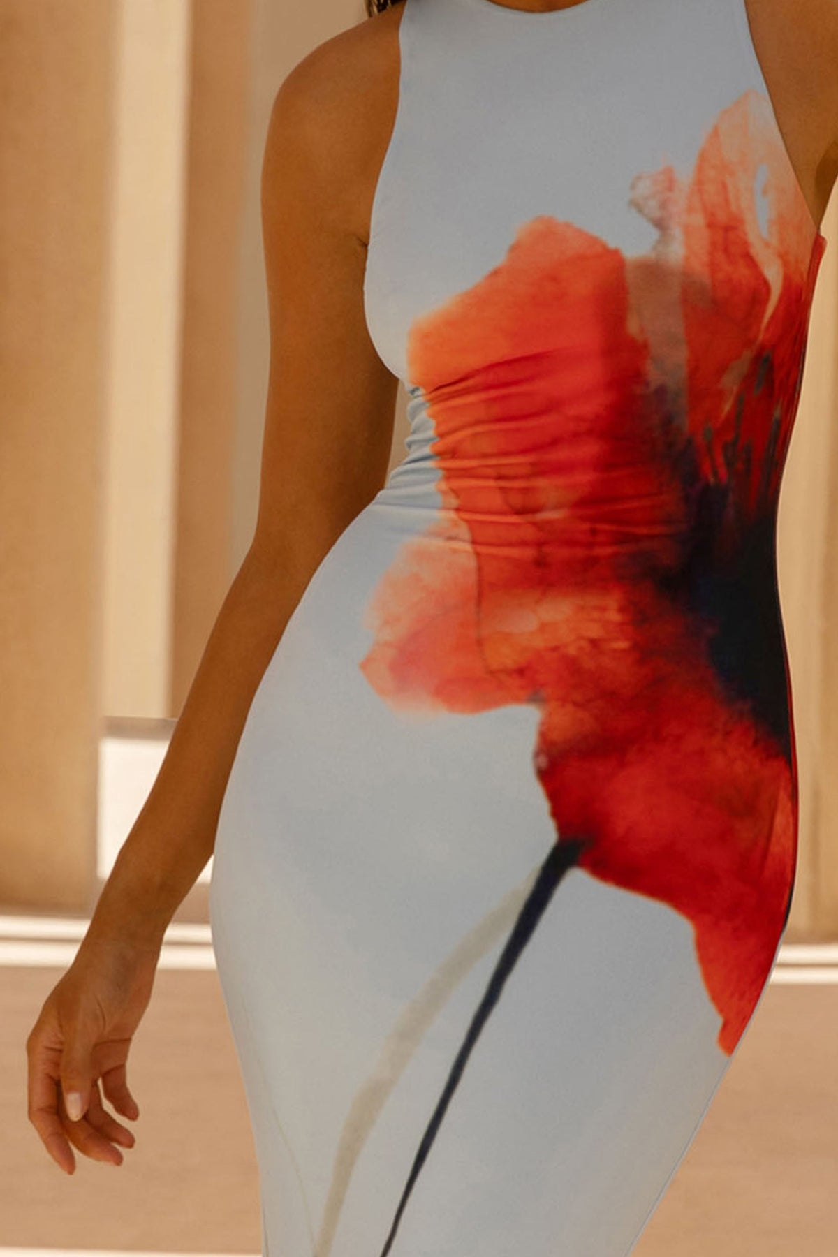 Marlo | Vestido largo  con Detalle Fruncido y Estampado de Amapolas en Azul Empolvado
