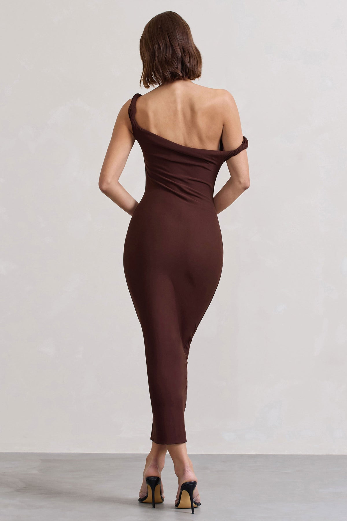Salome | Vestido midi en marrón chocolate con escote asimétrico retorcido
