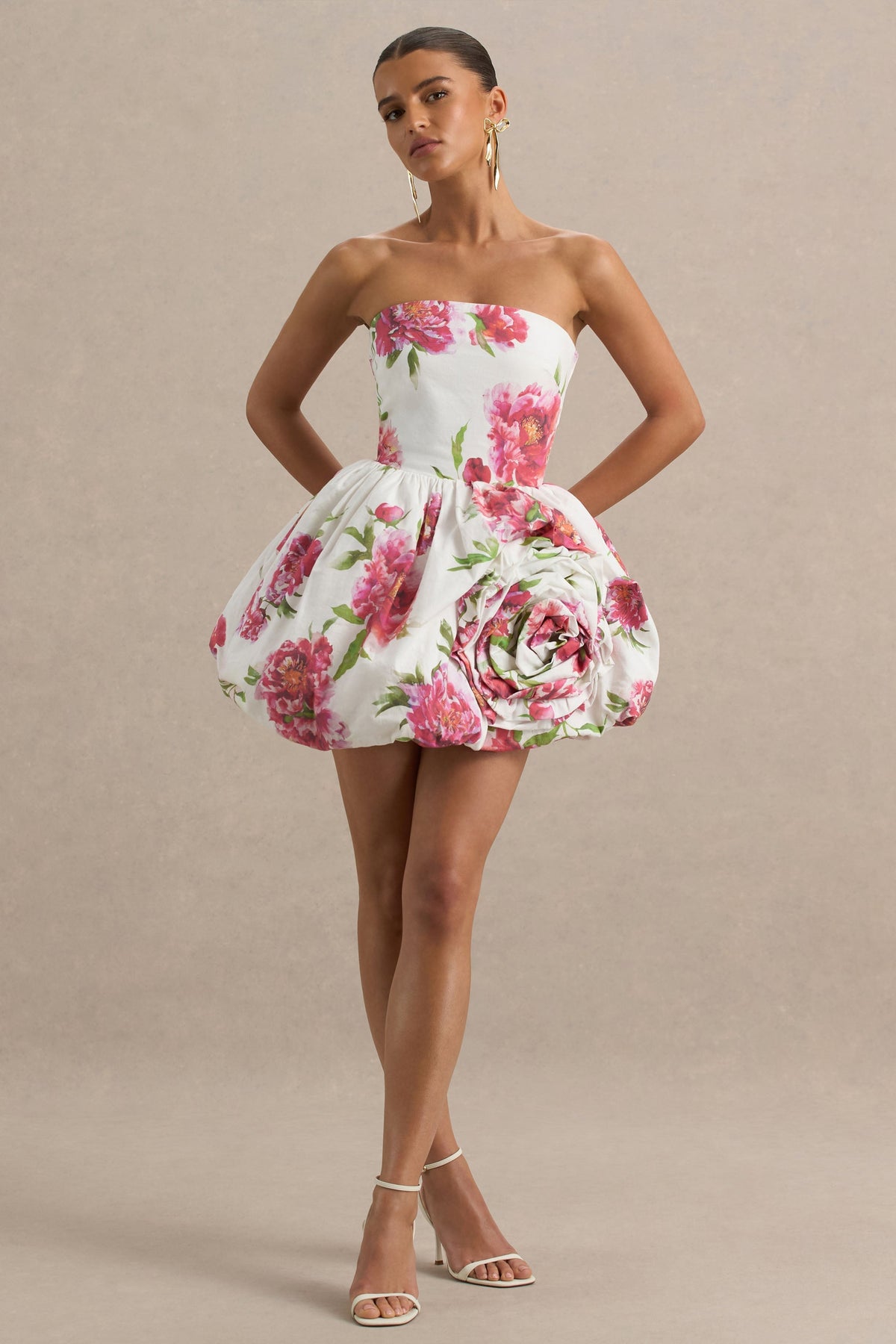 Adira | Vestido corto palabra de honor con estampado floral crema, falda globo y detalle de volante