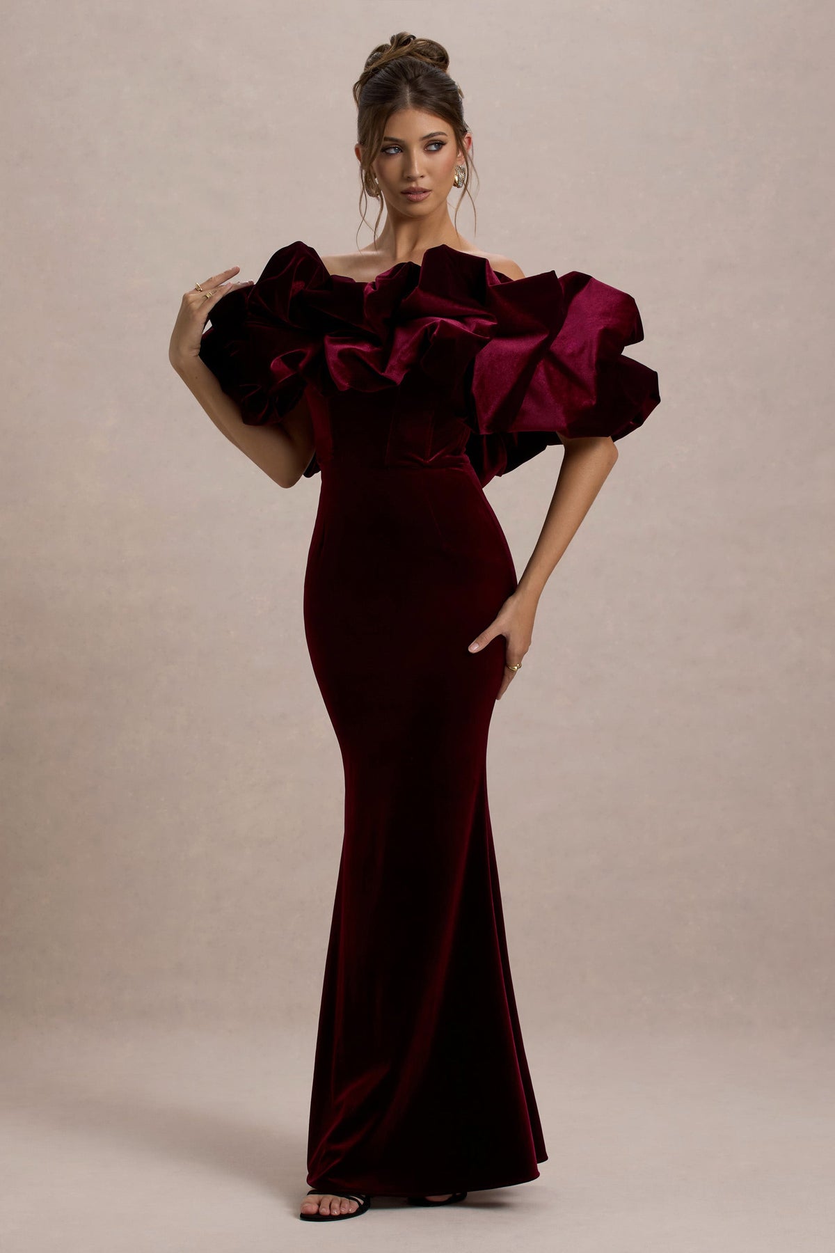 Cecily | Vestido largo de Terciopelo Rojo con Escote Bardot y Detalle de Terciopelo con volantes