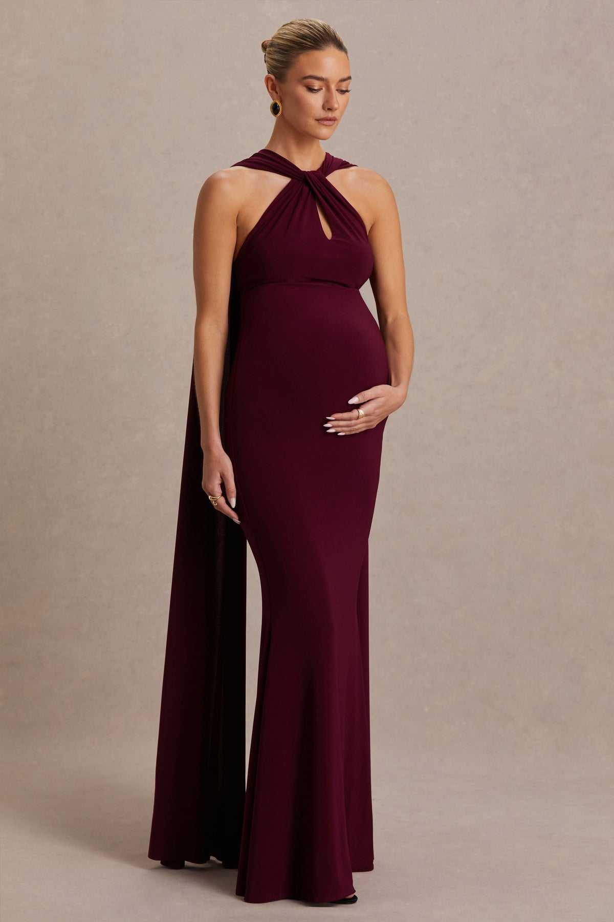 Lyra | Vestido Largo burdeos con cuello halter cruzado y capa