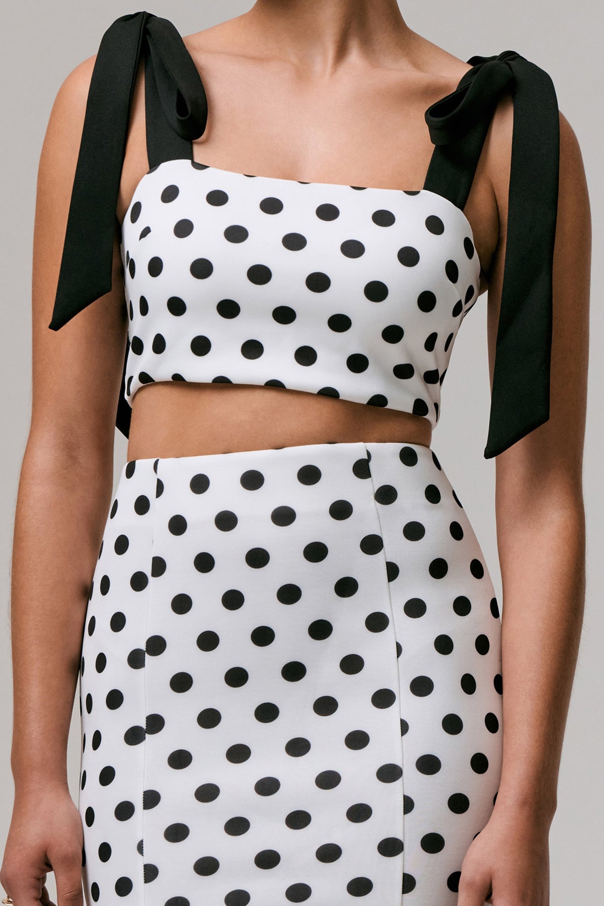 Phoebe | Top corto de lunares y tirantes negros con lazada