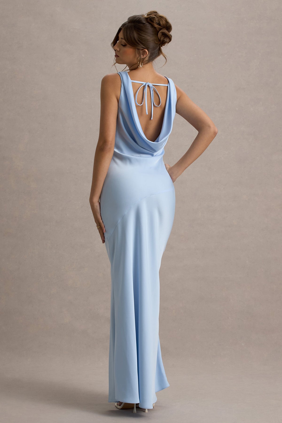 Alesso | Vestido Lencero largo satinado azul cielo con escote drapeado