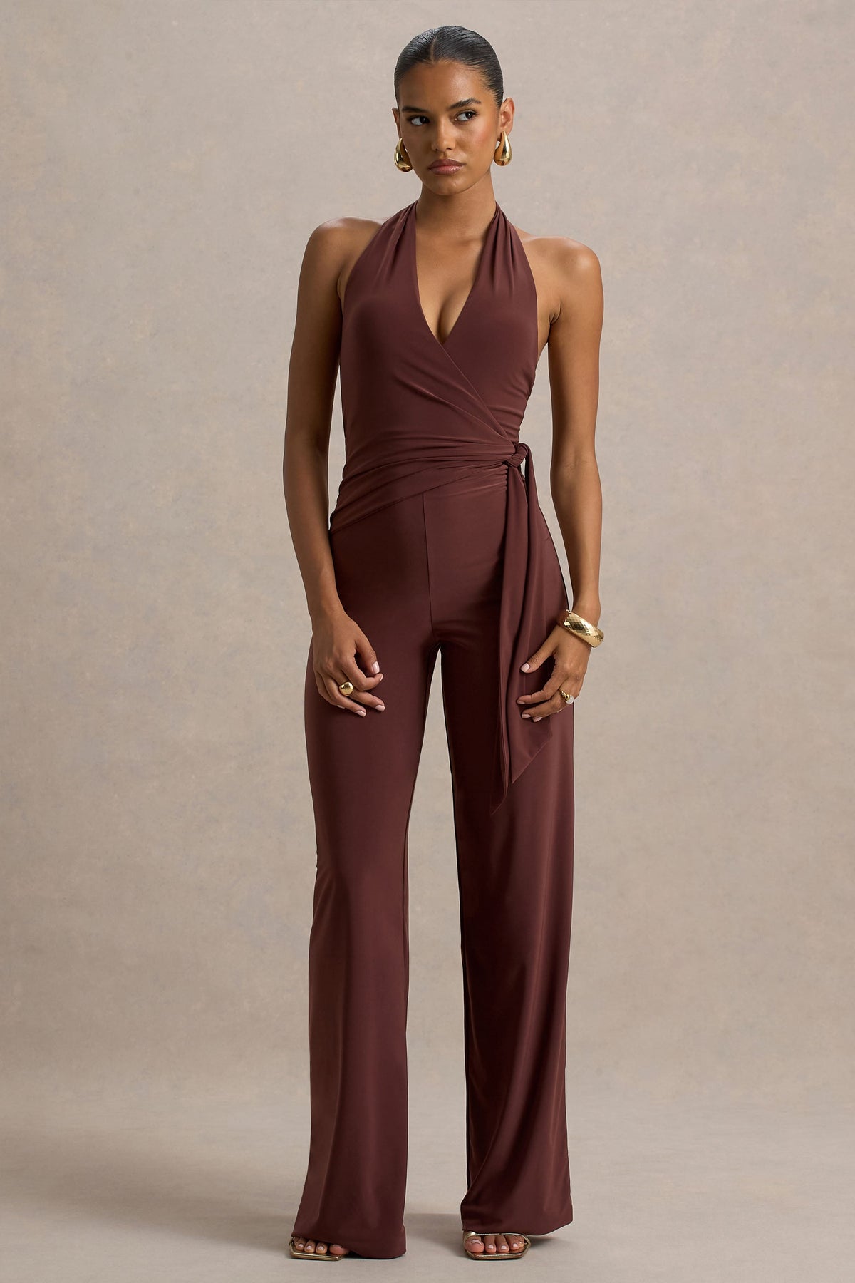 Marlais | Mono en color Chocolate con Escote Profundo y Lazo en la Cintura