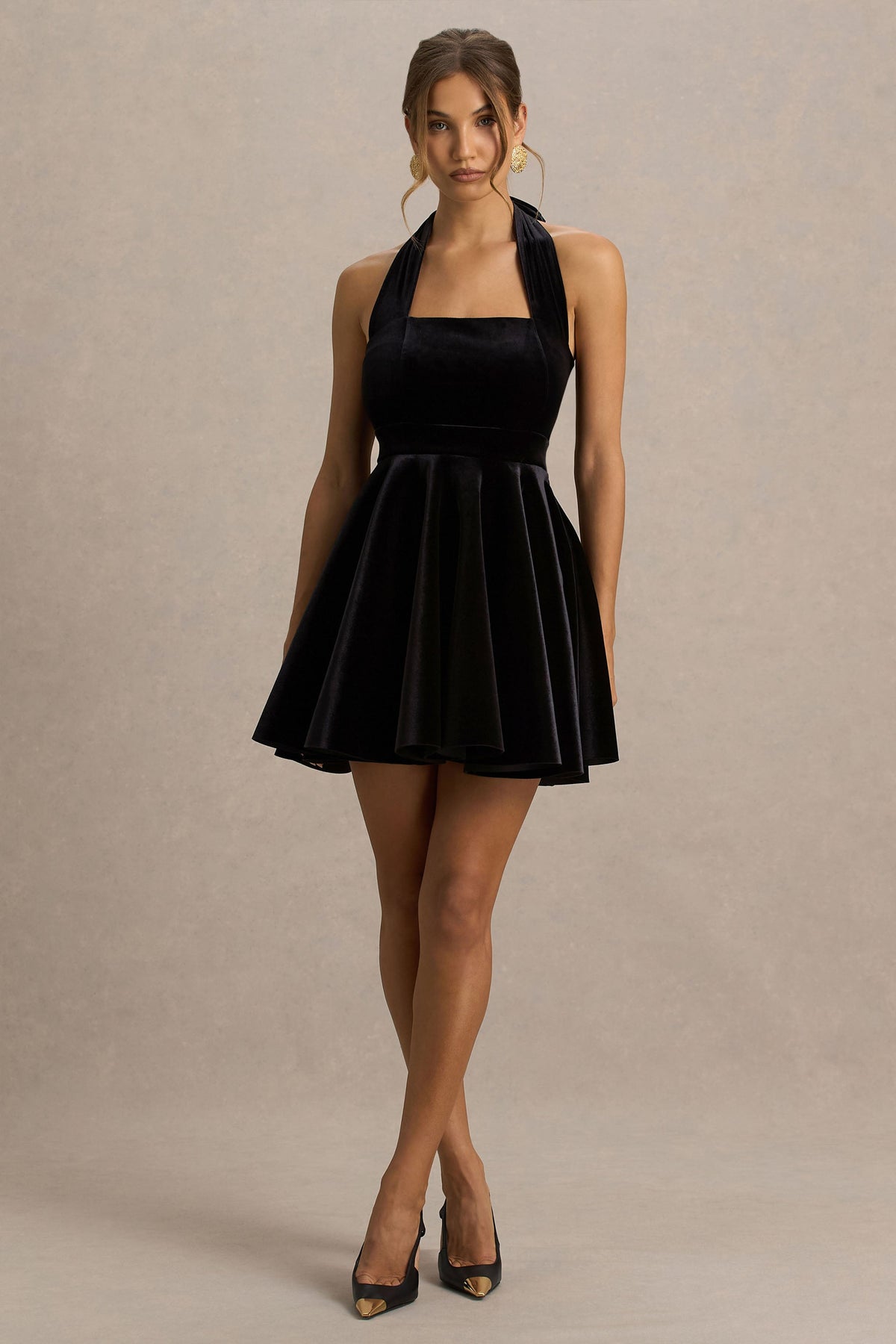 Mirage | Vestido Corto de Terciopelo Negro con Escote Halter y Falda Skater