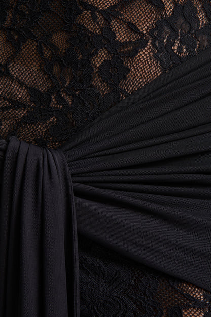 Akira | Vestido Largo de Encaje Negro con Detalle de Fajín