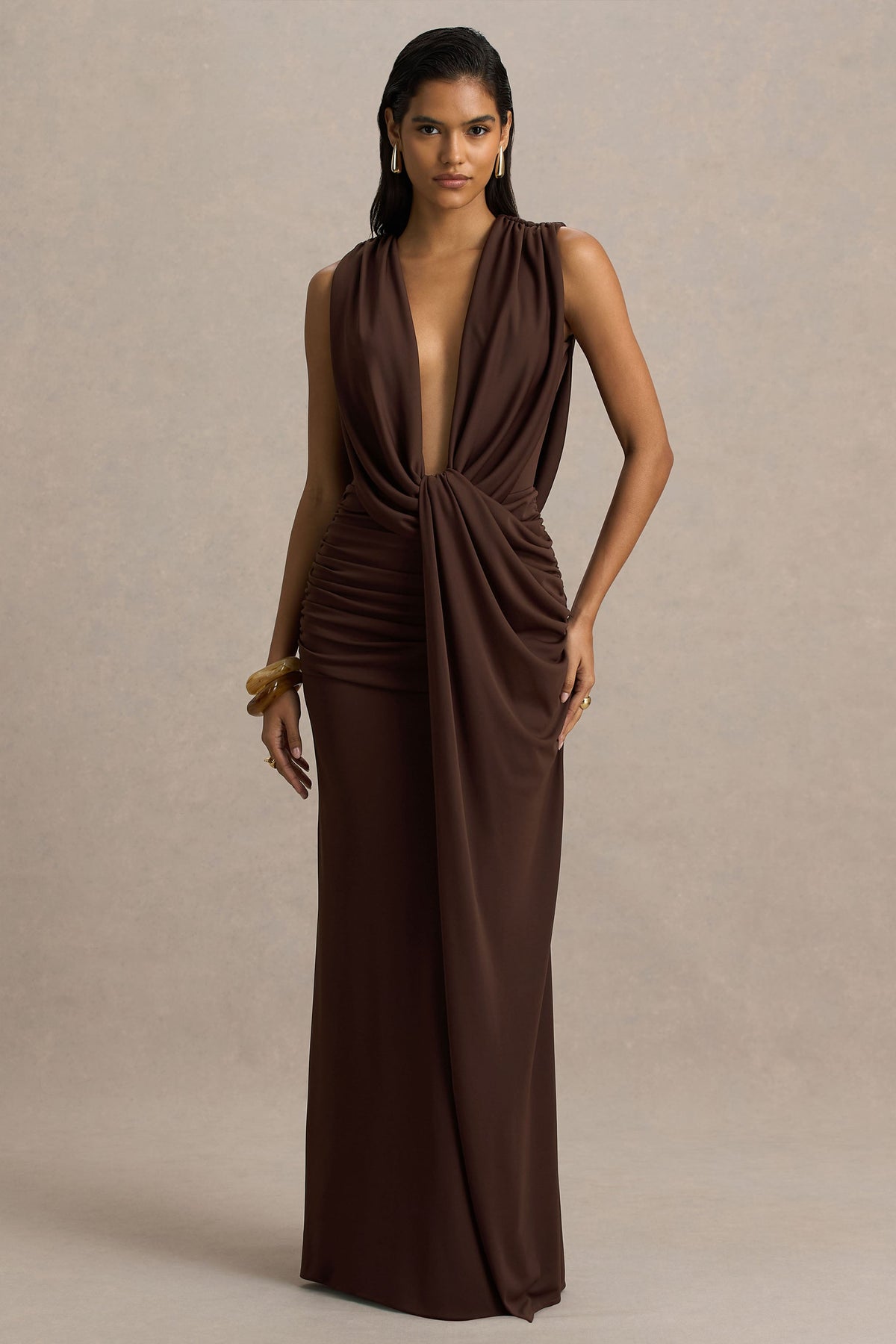 Serafina | Vestido Largo Chocolate De Escote Profundo Extremo con Detalle Wrap y Fruncidos