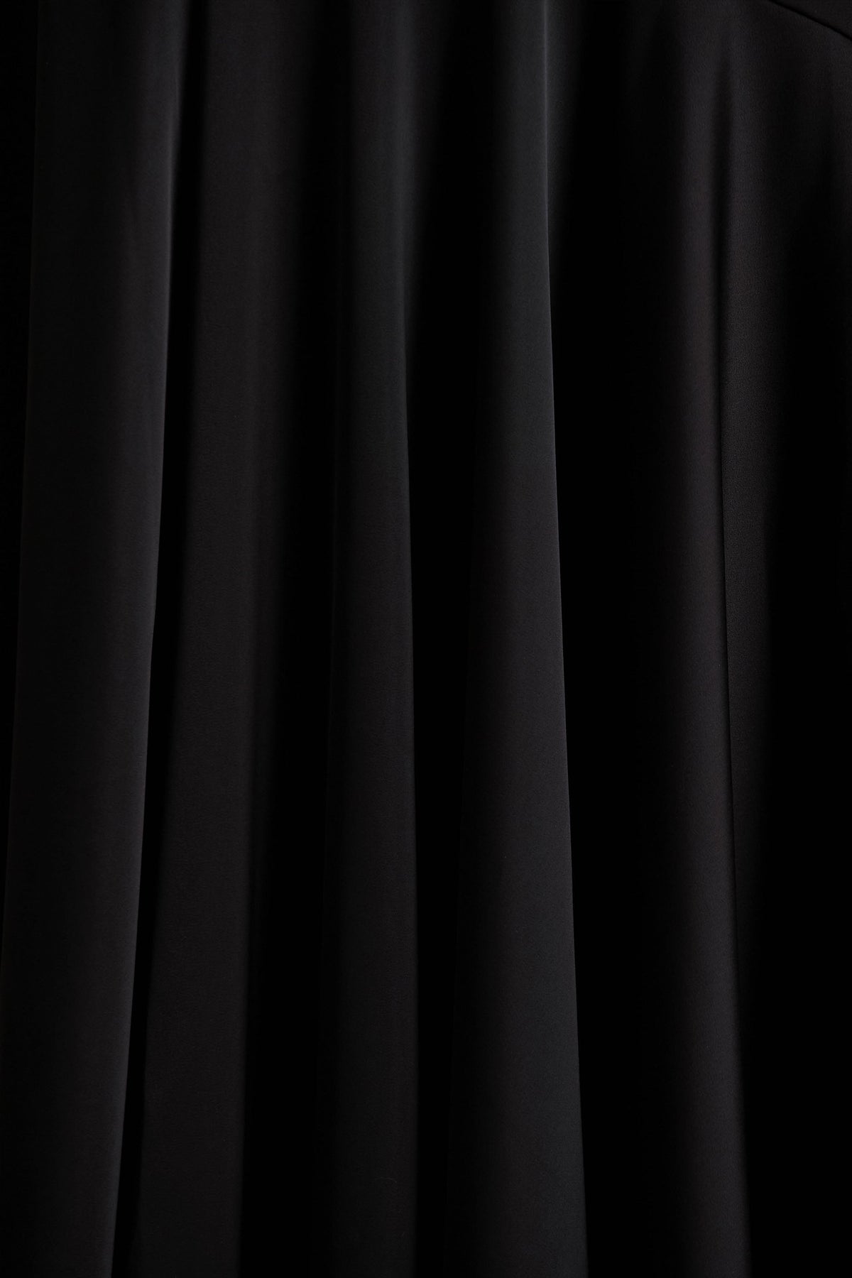 Jemima | Vestido largo de satén negro con cuello halter y detalle de plumas