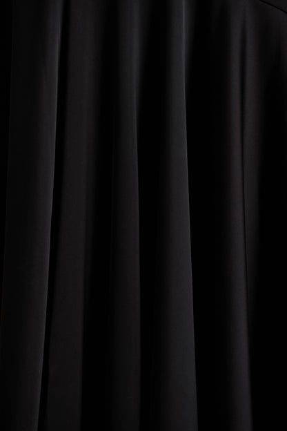 Jemima | Vestido largo de satén negro con cuello halter y detalle de plumas