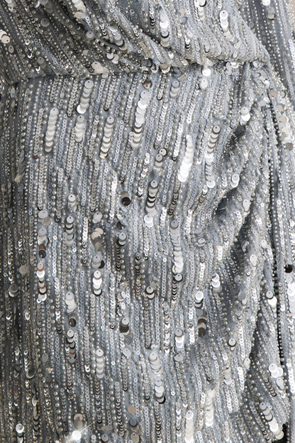 Carmina | Vestido Corto Cruzado de Lentejuelas Plateadas con Escote en V y Detalle de Fajín