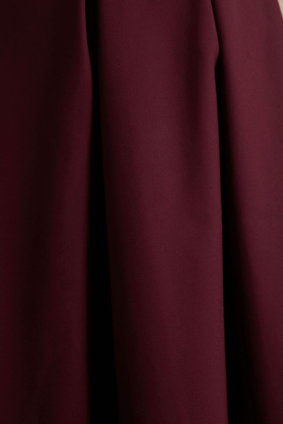 Thalia | Vestido midi burdeos con cuello alto y capa de malla transparente