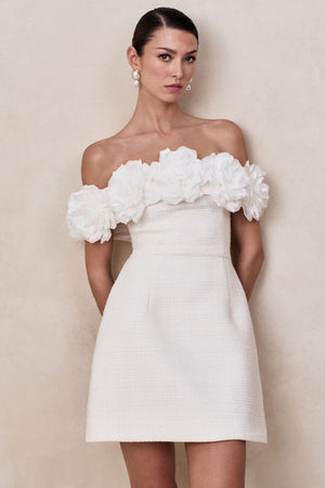 Florinda | Vestido corto blanco de tejido Bouclé con escote Bardot de volantes