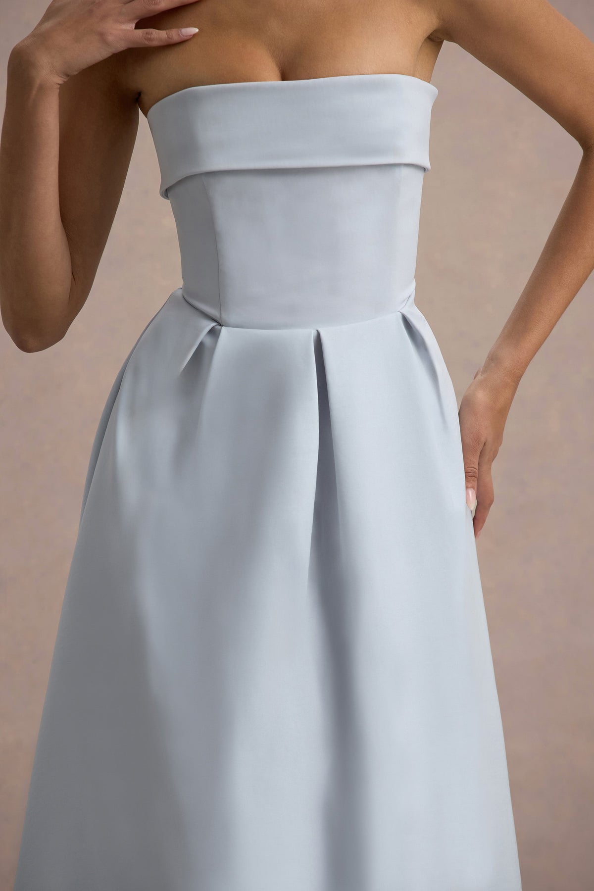Maddalena | Vestido largo en azul empolvado con falda plisada