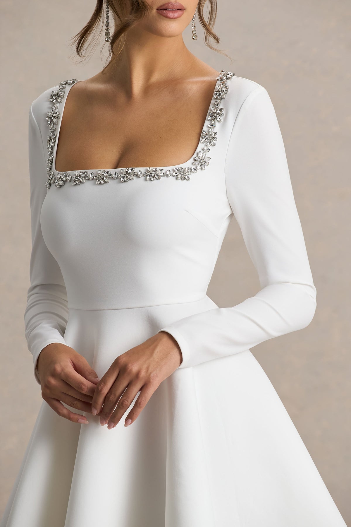 Astonish | Vestido Corto Blanco de Manga Larga con Pedrería y Falda Voluminosa