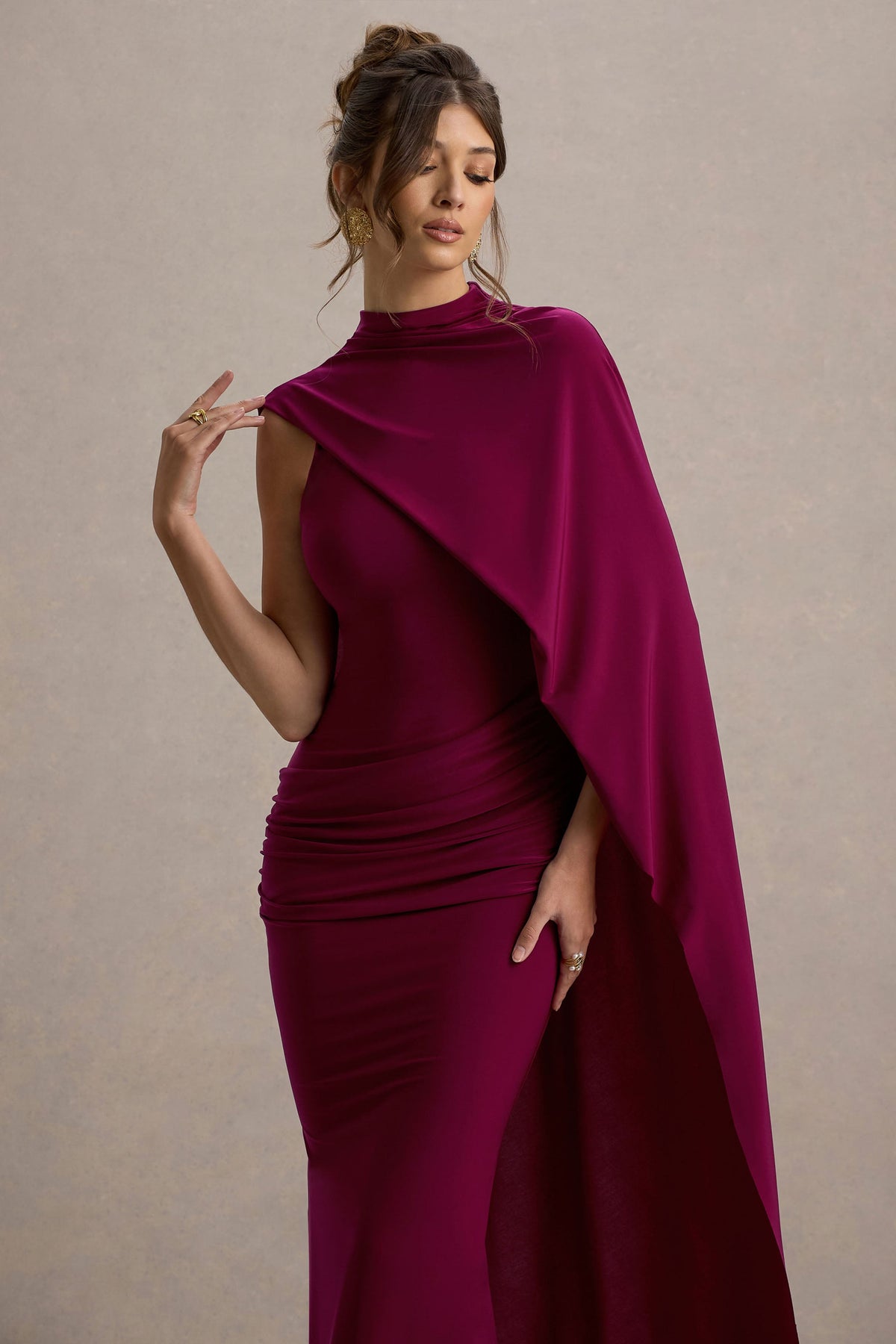 Maeve | Vestido largo en Burdeos con Manga Capa Drapeada