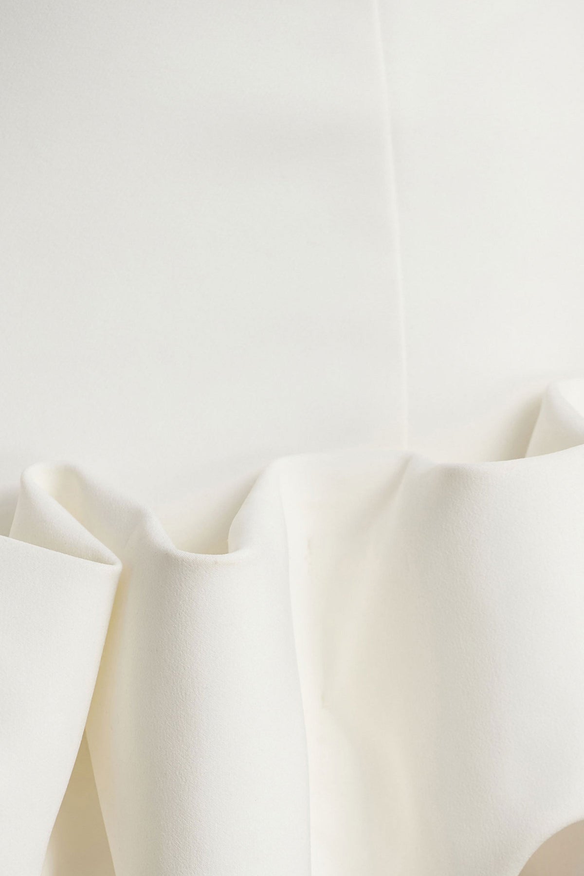 Geneve | Vestido corto blanco con escote halter y detalle de volantes