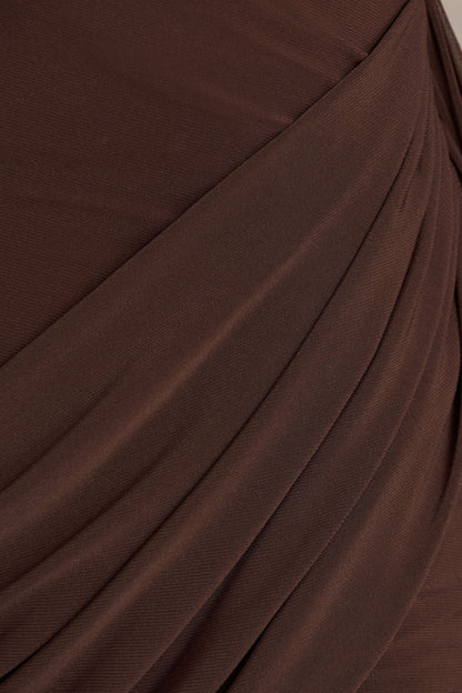 Calista | Vestido Corto Marrón de Cuello Alto con Detalle de Fajín
