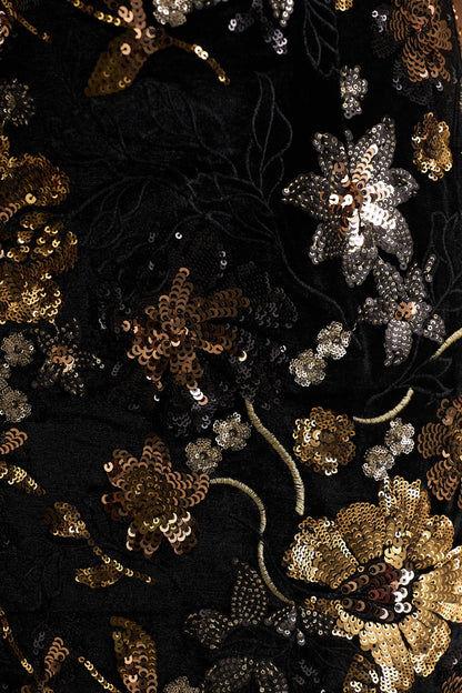 Tate | Vestido Largo de Terciopelo Negro con Escote Halter y Lentejuelas Florales en Bronce