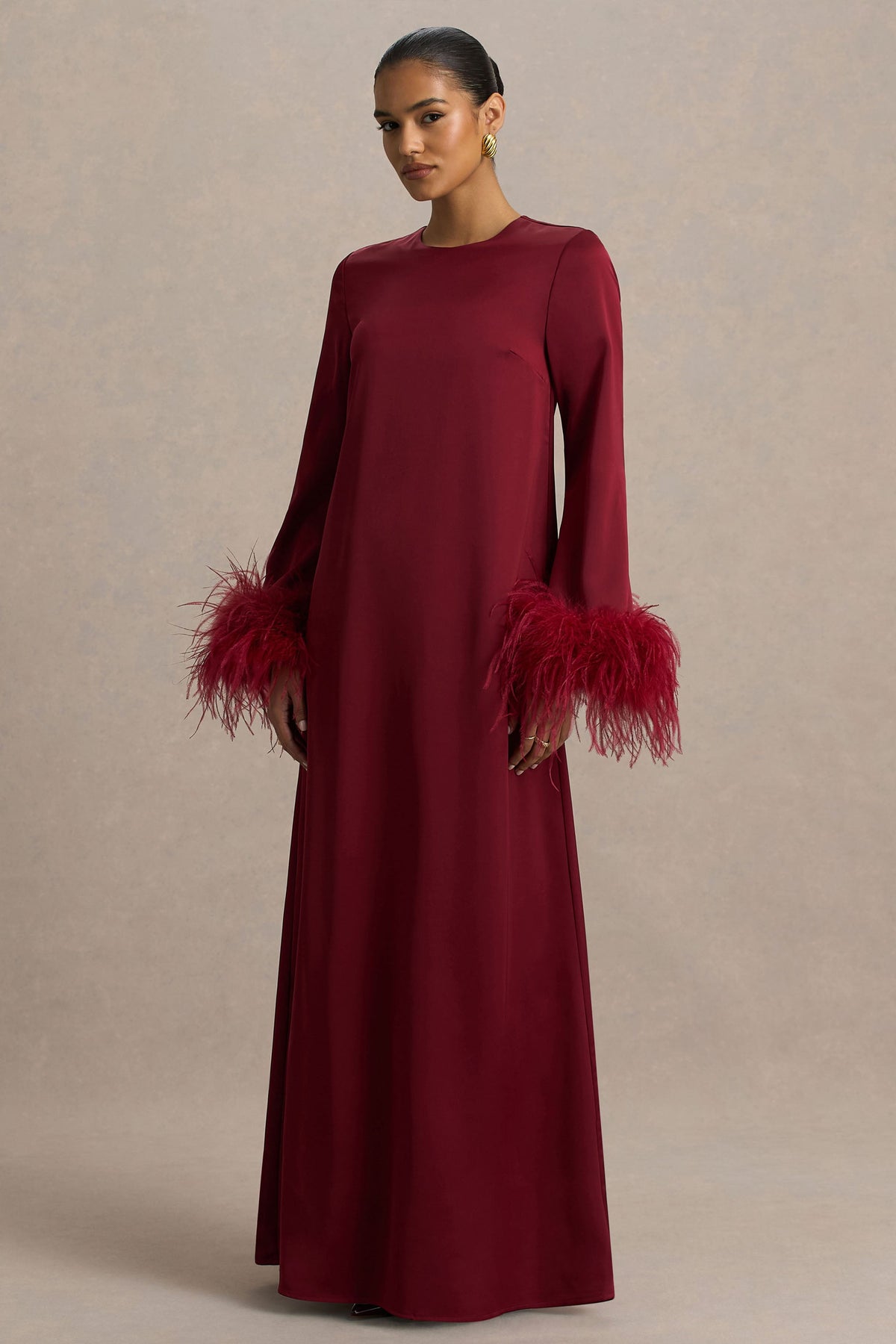Adella | Vestido Largo de Satén Burdeos con Detalle de Plumas