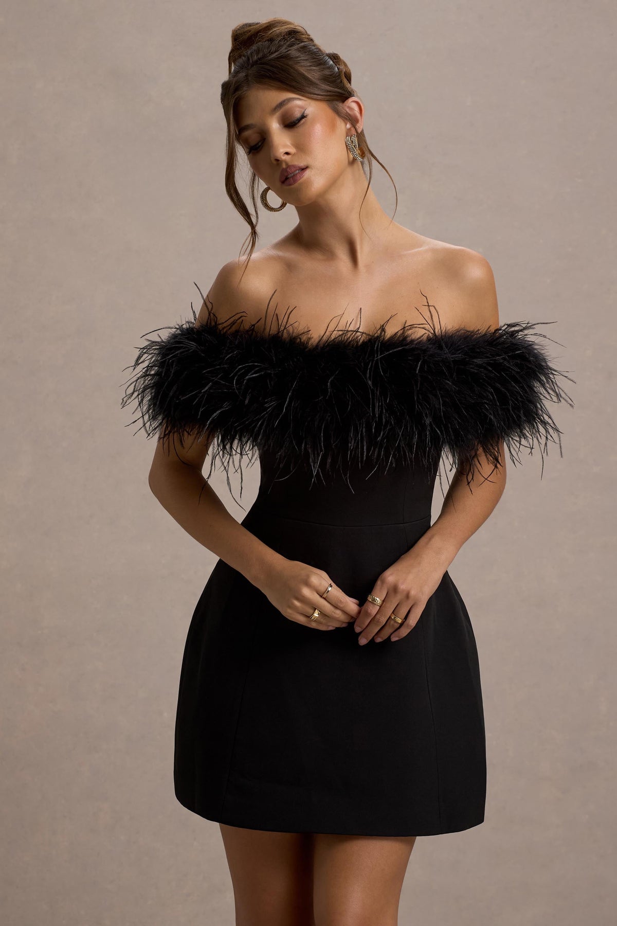 Palace | Vestido negro corto con escote bardot y ribete de plumas