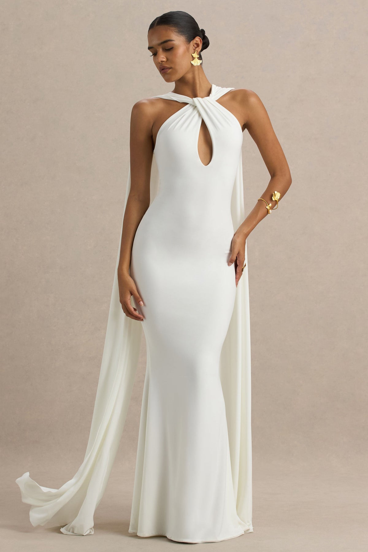 Rhoda | Vestido Largo Blanco con Cuello Halter Torcido y Capa