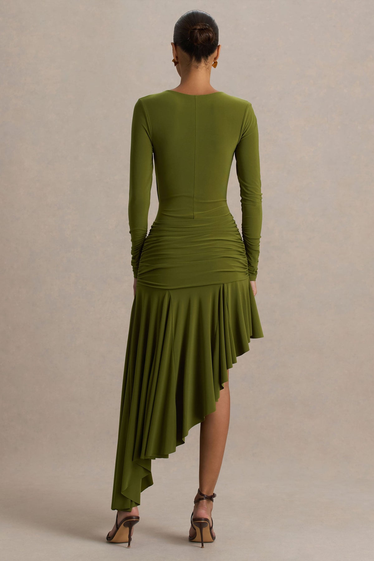 Alexia | Vestido Largo Verde De Escote Asimétrico Con Apliques y Detalle Fruncido