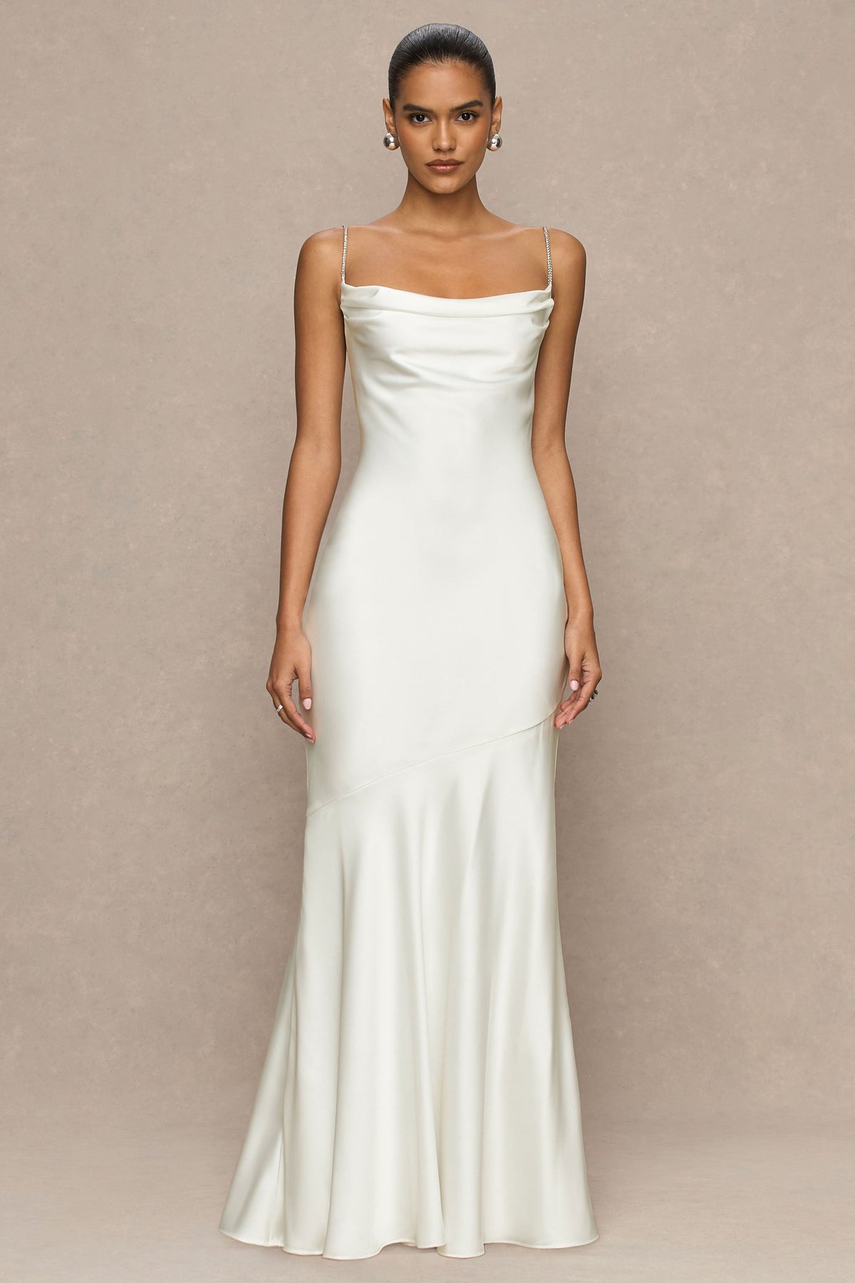 Maelia | Vestido largo de satén color crema con escote drapeado y tirantes adornado