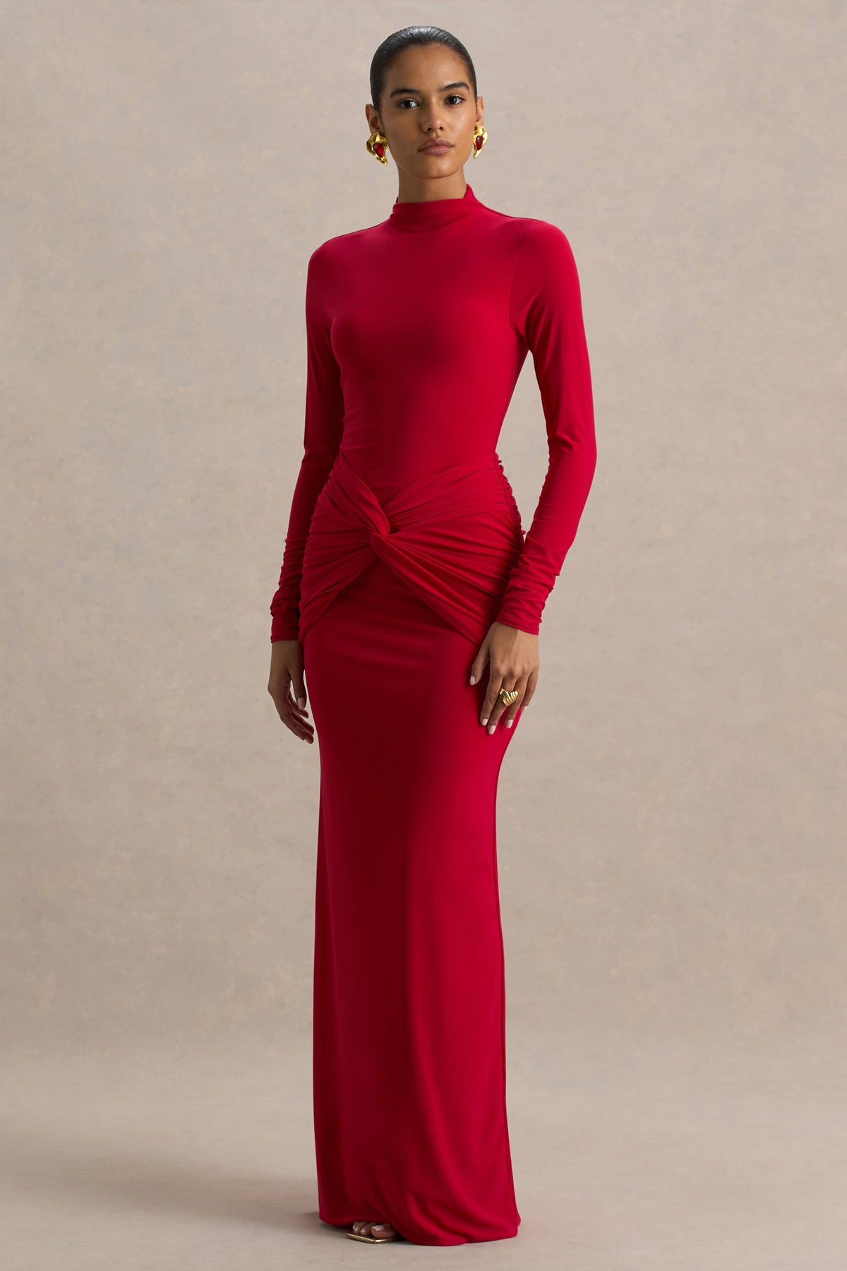 Alula | Vestido Rojo Largo con Cuello Alto y Detalle de Giro en el centro