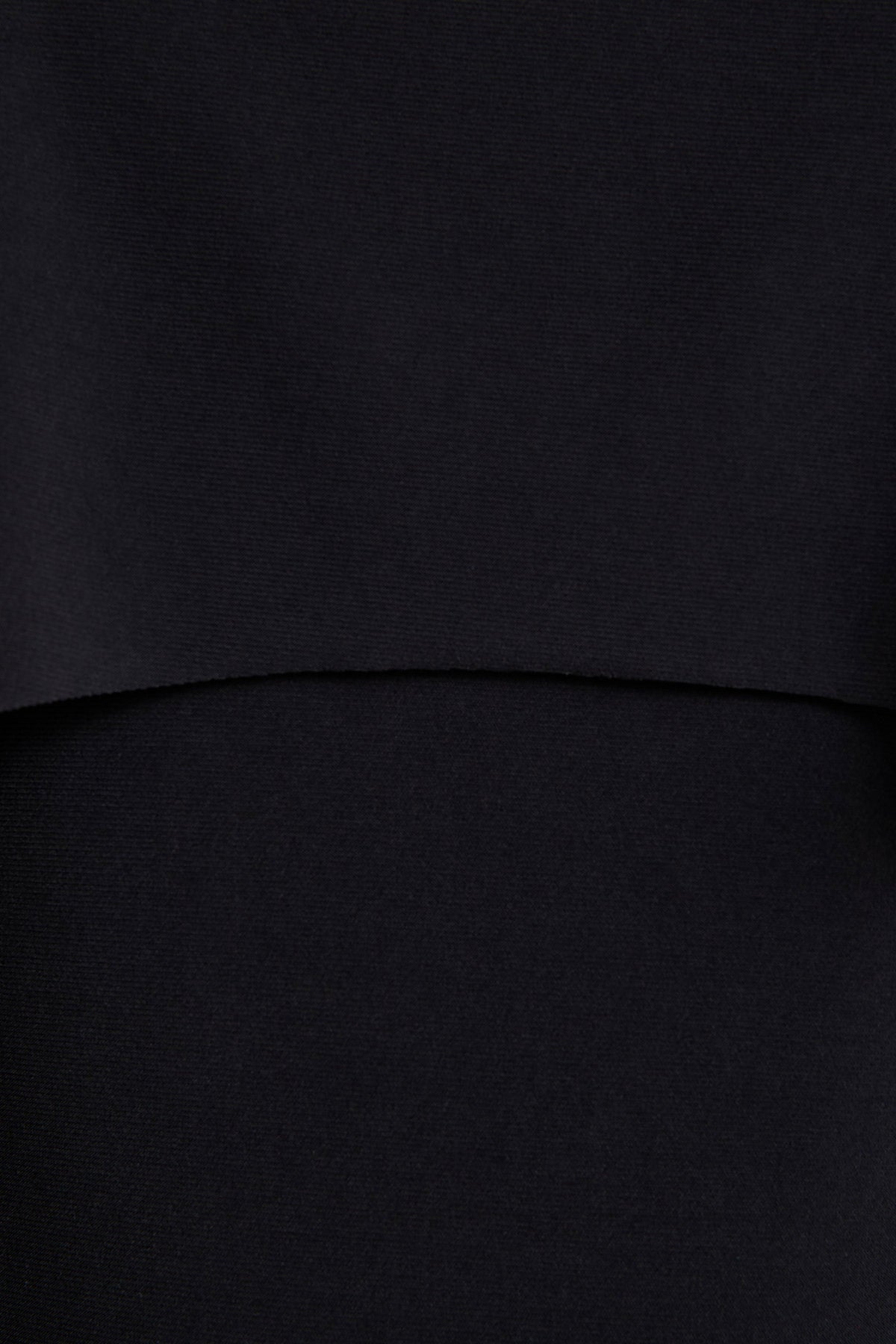 Kalani | Vestido Midi Negro con Cuello Redondo y Mangas Tipo Capa