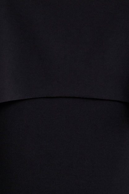 Kalani | Vestido Midi Negro con Cuello Redondo y Mangas Tipo Capa