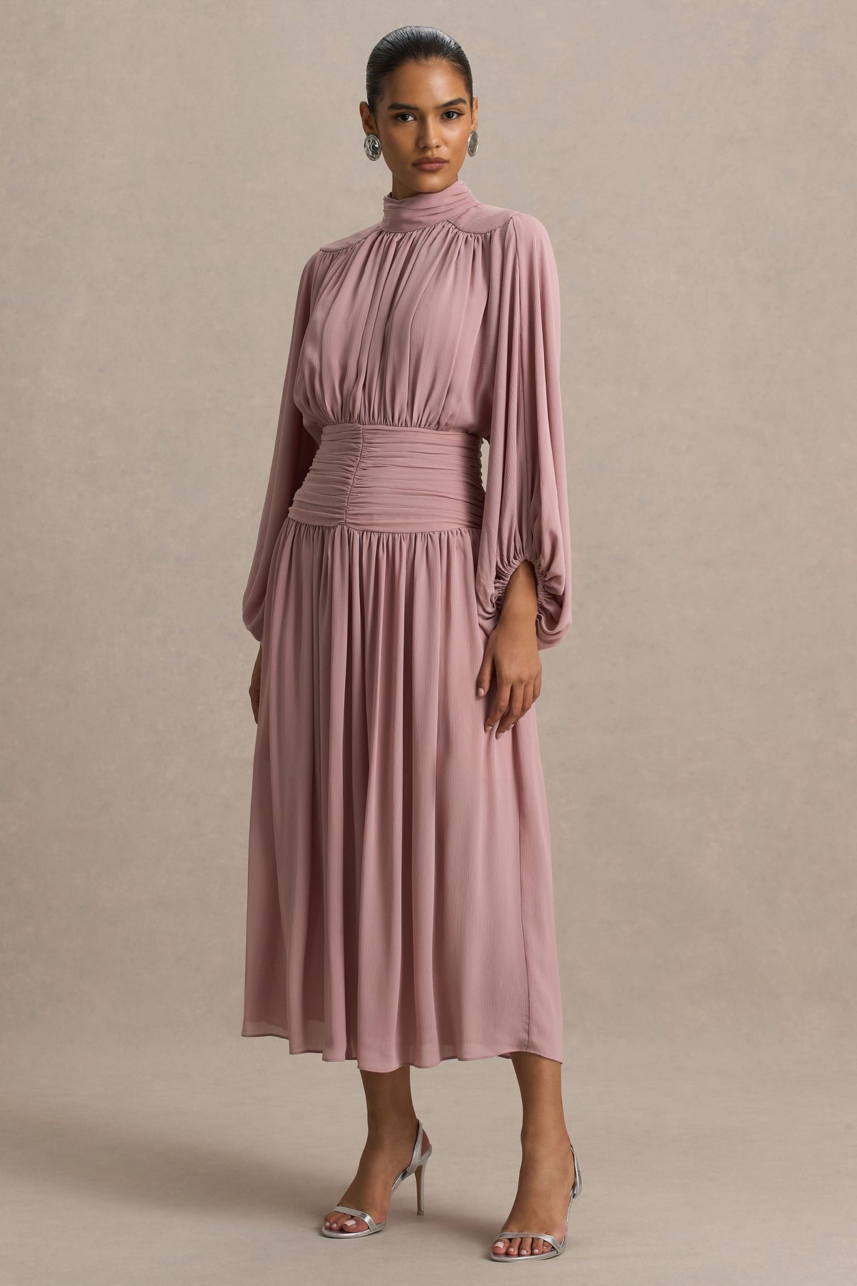 Annabel | Vestido midi rosa empolvado con cuello alto, cintura caída y detalles plisados