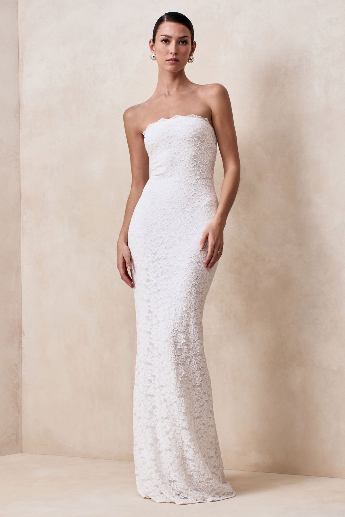 Massima | Vestido Largo Blanco De Encaje Premium Con Escote Bandeau [not translated] Y Detalle Pañuelo