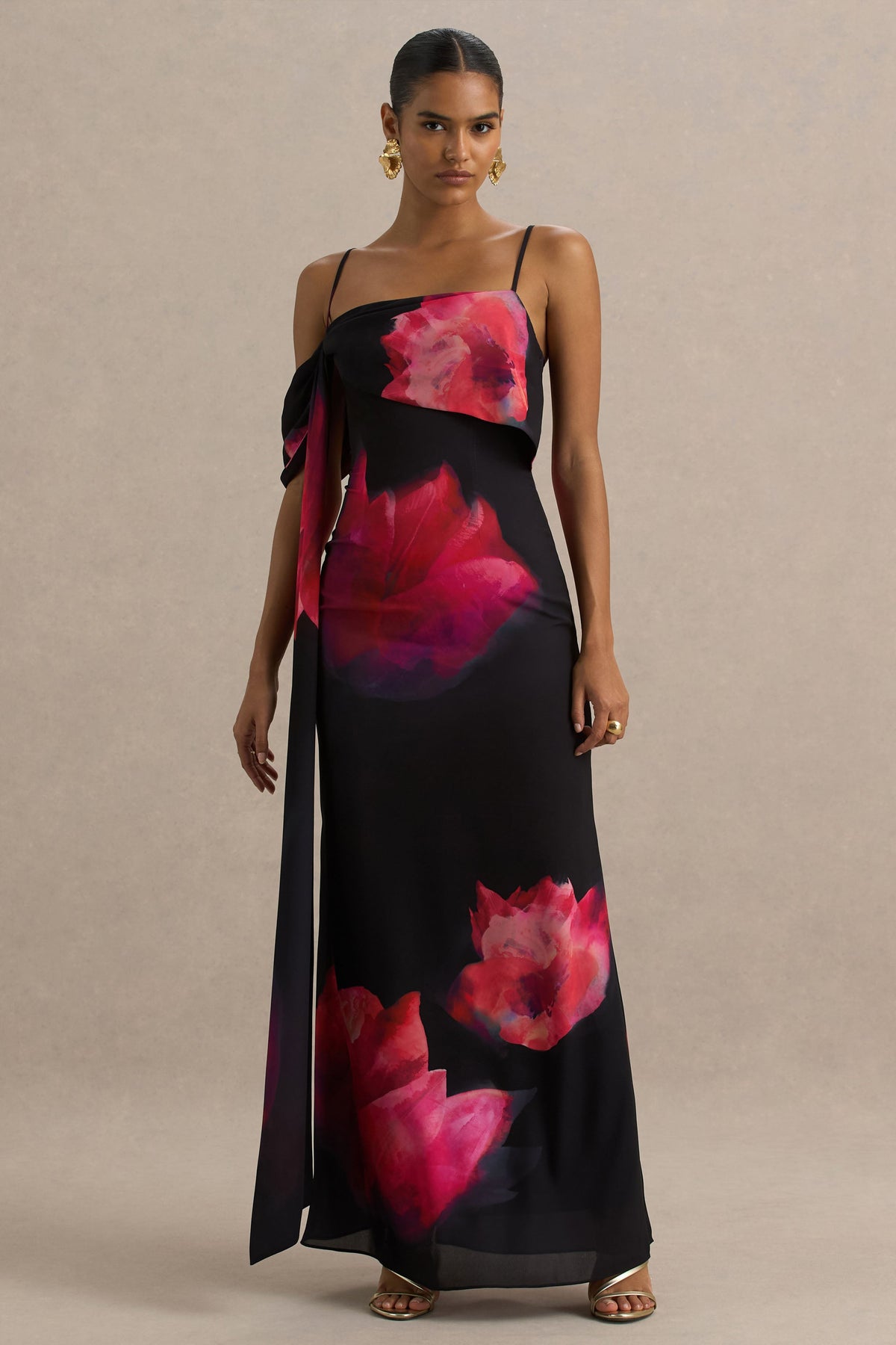 Leonara | Vestido largo con detalle de flor rojizas y una manga drapeada