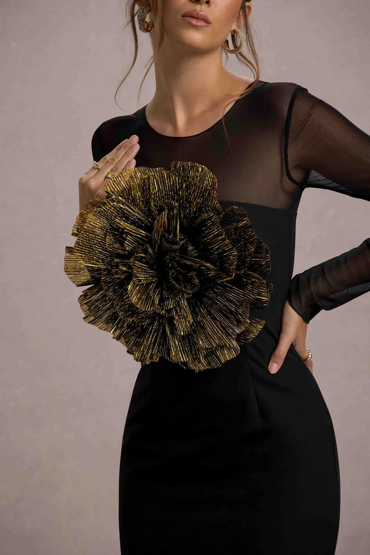 Ruchi | Vestido corto negro ajustado con mangas largas de maya y detalle floral en oro