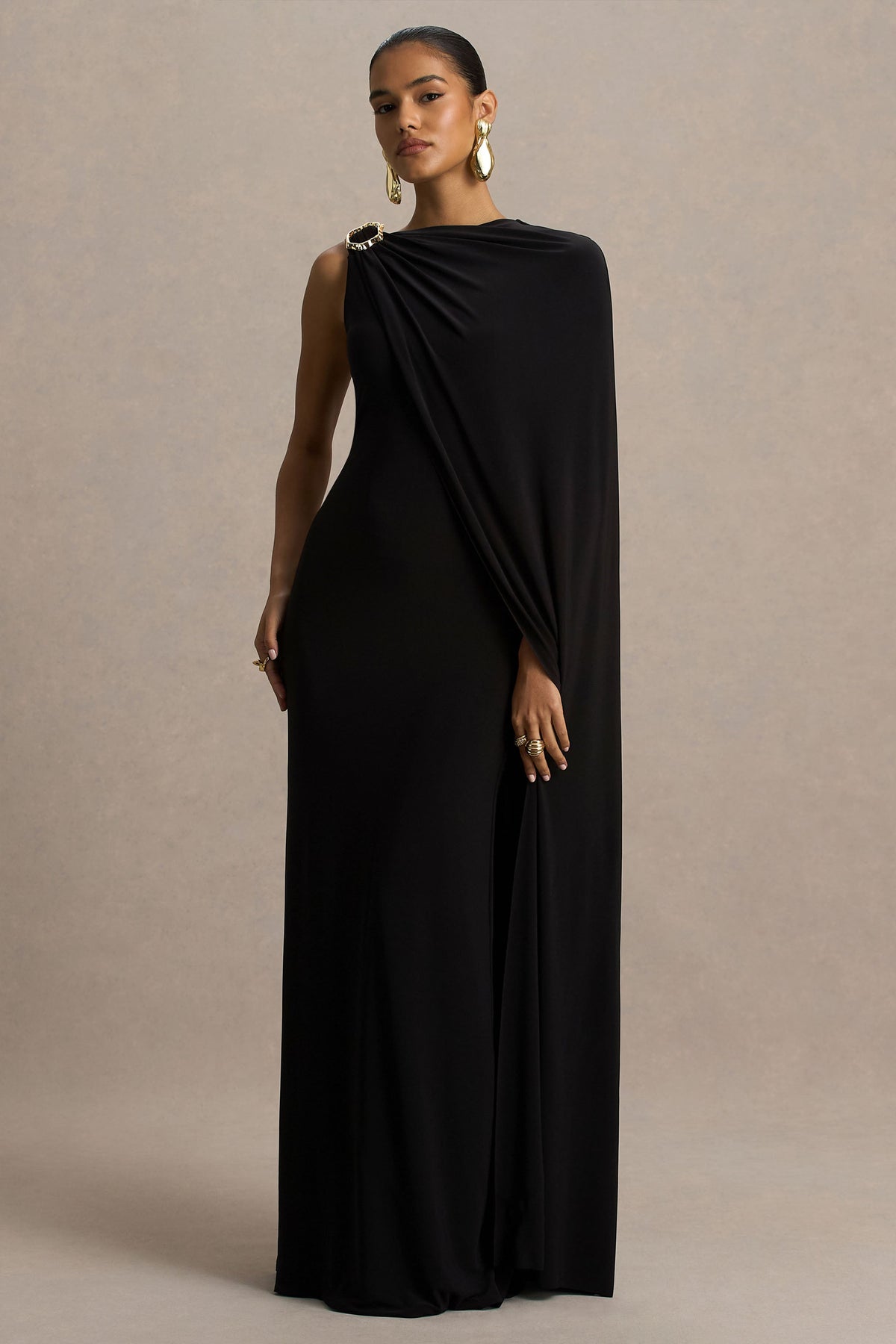 Cressida | Vestido Largo negro con escote asimétrico y manga tipo capa