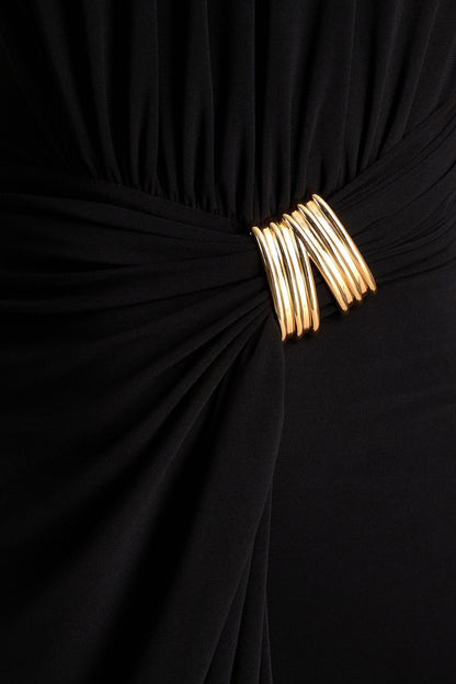 Harlow | Vestido midi negro con escote alto y falda cruzada