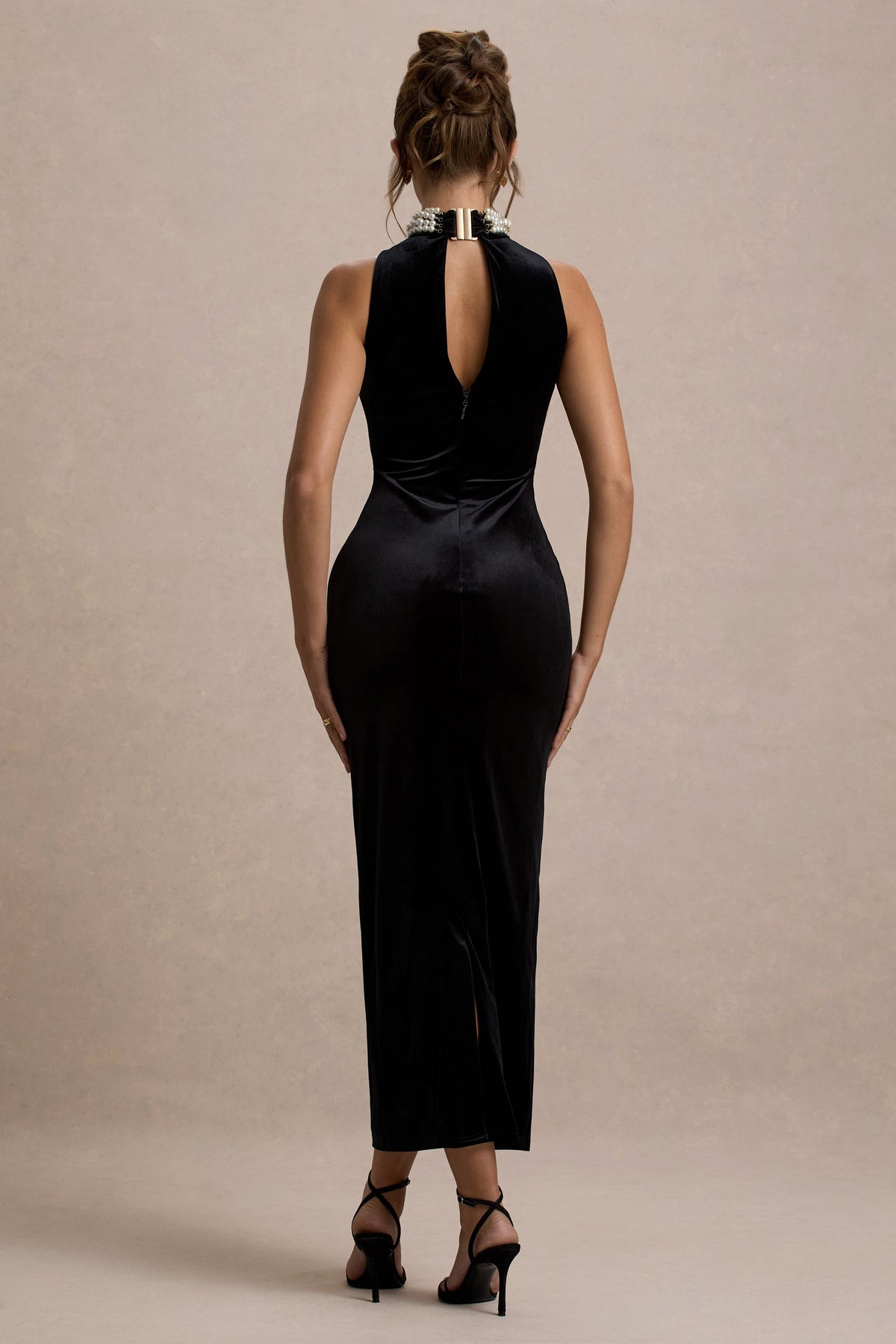 Audrine | Vestido largo de terciopelo negro y detalle de collar de perlas integrado